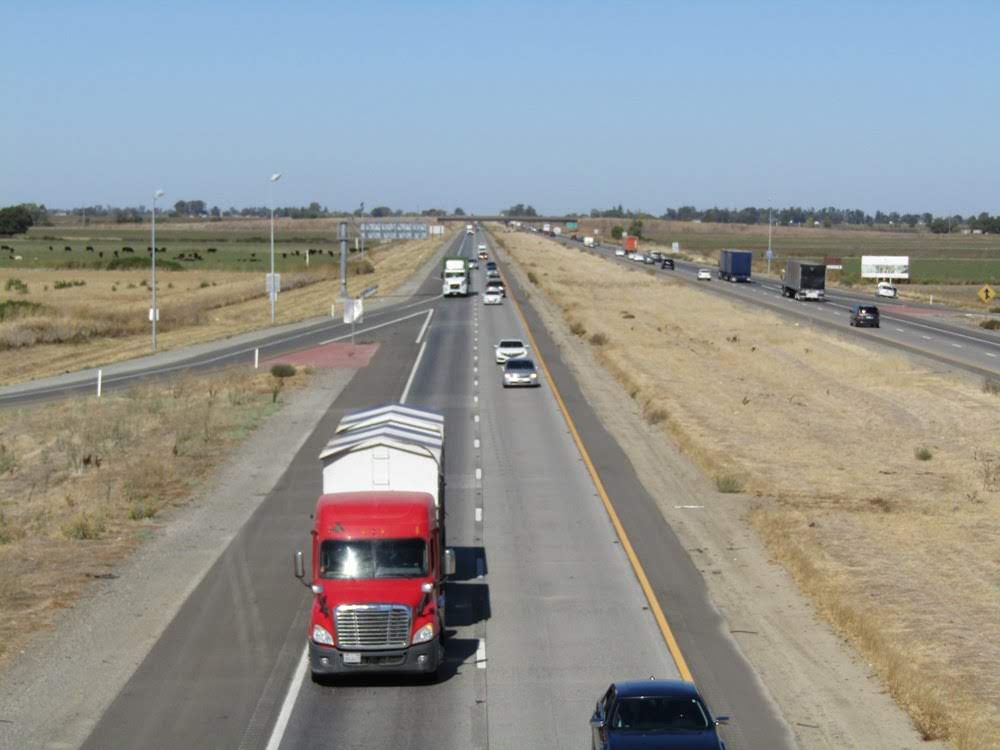 2 dead after 18-wheeler goes wrong way, crashes into 3 cars in Royse City,  police say